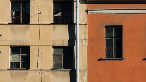 В Оренбурге из окна квартиры дома по улице Самолётной выпал мужчина