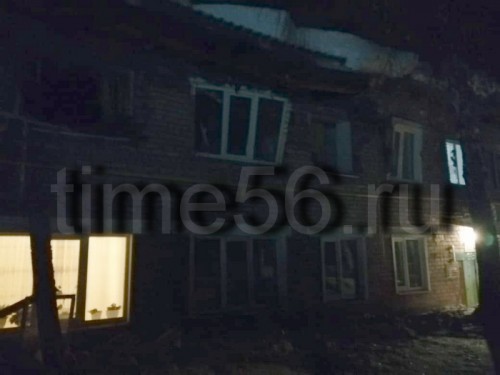 В Шарлыке под тяжестью снега произошло обрушение крыши и разрушение дома В Шарлыке под тяжестью снега произошло обрушение крыши и разрушение дома