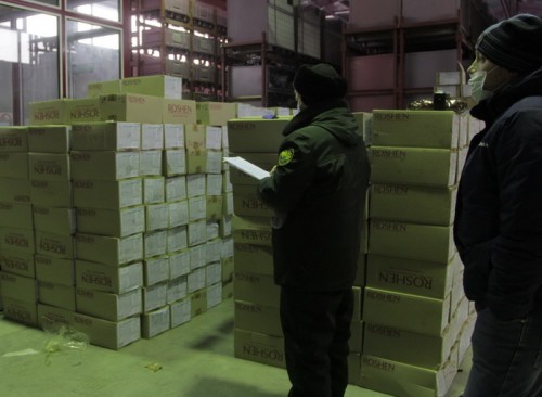 Таможенники на границе с Казахстаном изъяли 19 тонн украинских конфет «Roshen»