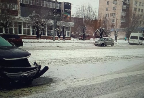 В Орске на проспекте Ленина произошло столкновение микроавтобуса и  легковушки