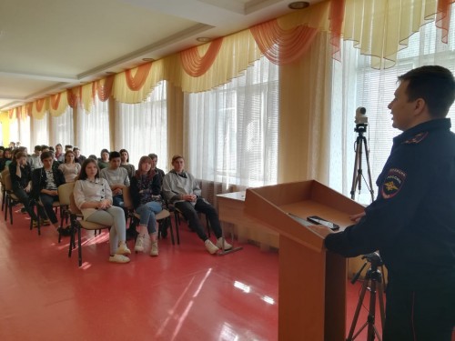 Сотрудник ОНК МУ МВД России «Оренбургское» провел правовой час со студентами колледжа сервиса областного центра
