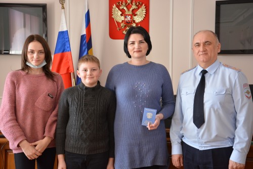 Мама с двумя детьми из ДНР получила свидетельство о предоставлении временного убежища
