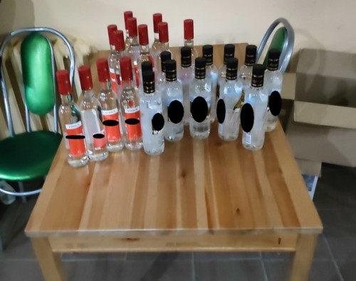 В Новотроицке участковые уполномоченные полиции изъяли из бара 24 бутылки безакцизного алкоголя В Новотроицке участковые уполномоченные полиции изъяли из бара 24 бутылки безакцизного алкоголя