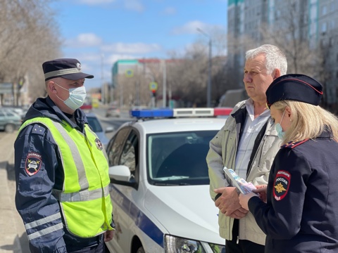 Сотрудники Госавтоинспекции Оренбурга проводят профилактические беседы с водителями