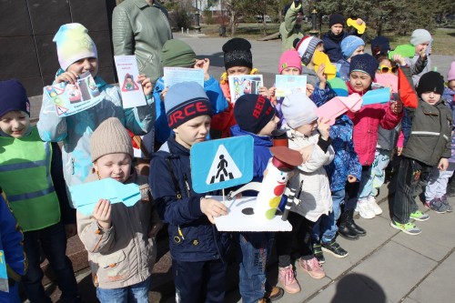 Массовая акция «Мама, папа! Не забудь меня в кресле пристегнуть!» в Орске. Массовая акция «Мама, папа! Не забудь меня в кресле пристегнуть!» в Орске.