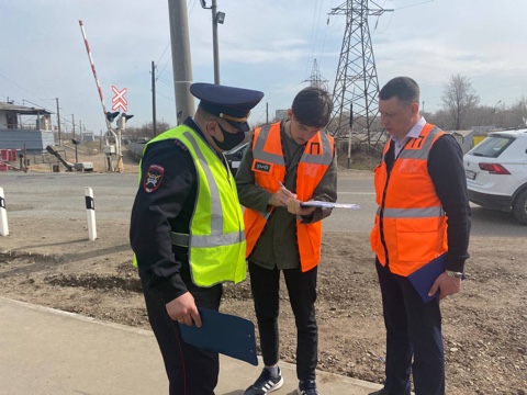    Сотрудники отделения дорожного надзора ОГИБДД  МУ МВД России «Оренбургское» совместно с представителями транспортной прокуратуры проводят проверки железнодорожных переездов