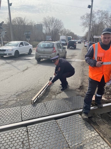    Сотрудники отделения дорожного надзора ОГИБДД  МУ МВД России «Оренбургское» совместно с представителями транспортной прокуратуры проводят проверки железнодорожных переездов