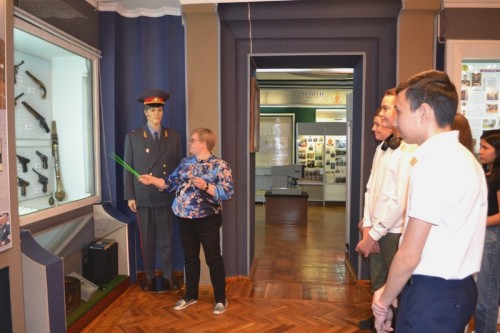 В Оренбурге для учащихся Нежинского лицея организована экскурсия в музей КЦ УМВД России по Оренбургской области В Оренбурге для учащихся Нежинского лицея организована экскурсия в музей КЦ УМВД России по Оренбургской области