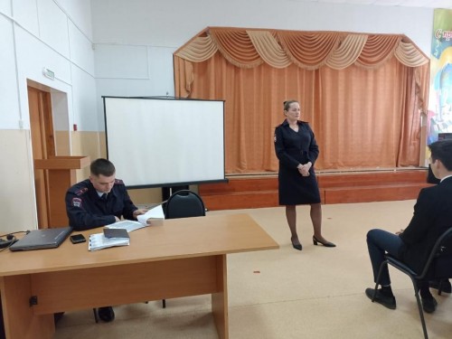 Сотрудники полиции Соль-Илецкого городского округа провели урок патриотического воспитания для учащихся старших классов