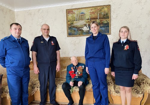 Полицейские Кваркенского района совместно с сотрудниками прокуратуры поздравили ветерана с праздником Великой Победы