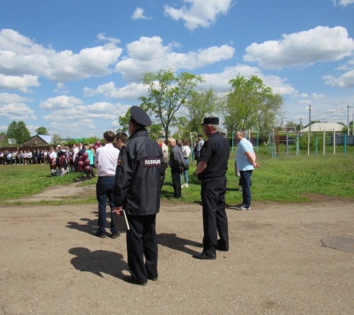 В Оренбургской области сотрудники полиции обеспечили охрану общественного порядка на «Последних звонках»
