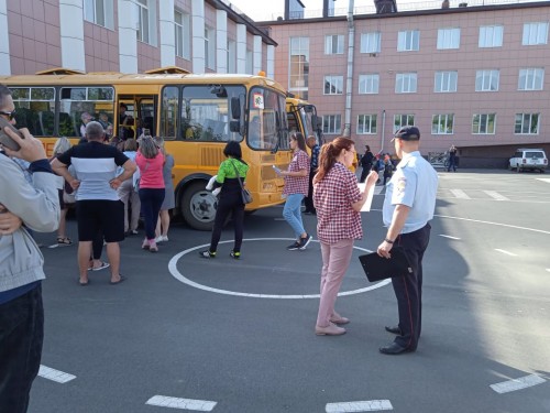Сотрудники Госавтоинспекции г. Орска провели инструктажи  с водителями, задействованными в перевозке детей в загородный лагерь «Дружба»