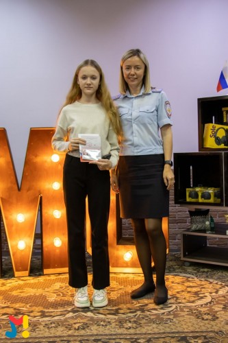 Оренбургские сотрудники полиции поздравляют юных жителей с вручением главного документа