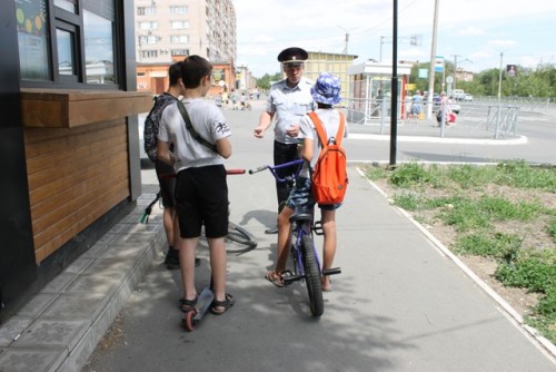 В Новотроицке сотрудники ГИБДД провели беседы с юными велосипедистами и их родителями
