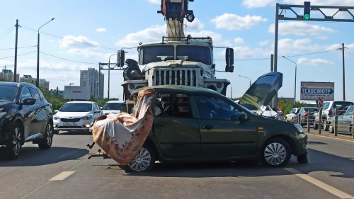    Инспекторами ДПС Оренбурга устанавливают обстоятельства столкновения автомобилей «Урал» и «Лада Гранта».