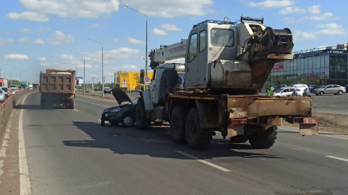    Инспекторами ДПС Оренбурга устанавливают обстоятельства столкновения автомобилей «Урал» и «Лада Гранта».