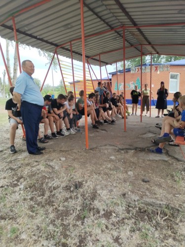    Сотрудник полиции Бузулука, вместе с членами Общественного совета побывали в загородном лагере «Буревестник». 