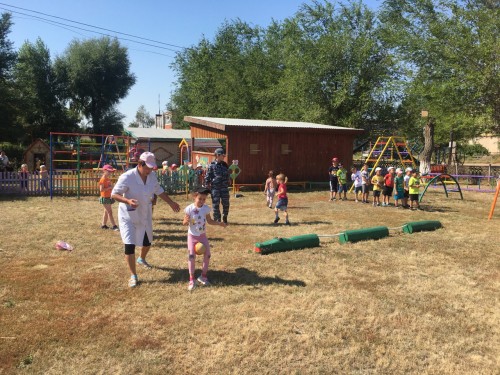 Сотрудники Новоорской полиции провели «Зарядку со стражем порядка» в детском саду