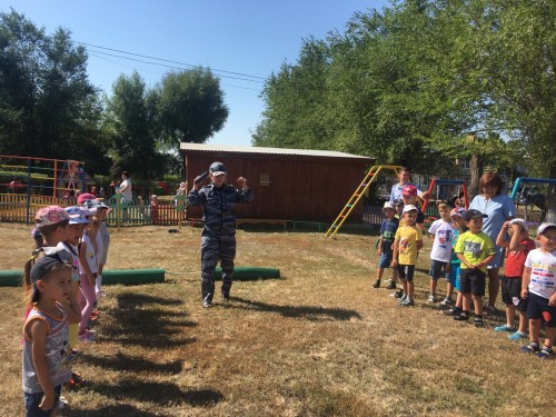 Сотрудники Новоорской полиции провели «Зарядку со стражем порядка» в детском саду