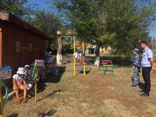 Сотрудники Новоорской полиции провели «Зарядку со стражем порядка» в детском саду