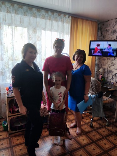 В Оренбургской области полицейские присоединились к Всероссийской акции «Помоги пойти учиться»