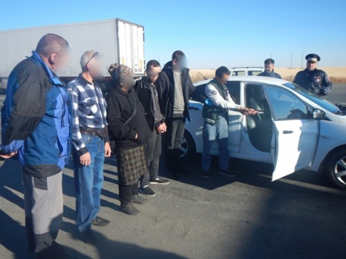 Сотрудниками ГИБДД совместно с сотрудниками по контролю за оборотом наркотиков при досмотре автомобиля обнаружена и изъята крупная партия наркотиков Сотрудниками ГИБДД совместно с сотрудниками по контролю за оборотом наркотиков при досмотре автомобиля обнаружена и изъята крупная партия наркотиков