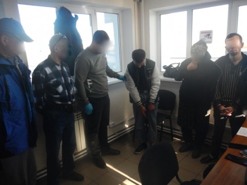 Сотрудниками ГИБДД совместно с сотрудниками по контролю за оборотом наркотиков при досмотре автомобиля обнаружена и изъята крупная партия наркотиков Сотрудниками ГИБДД совместно с сотрудниками по контролю за оборотом наркотиков при досмотре автомобиля обнаружена и изъята крупная партия наркотиков