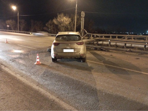 В Оренбурге водитель иномарки допустил наезд на металлический отбойник