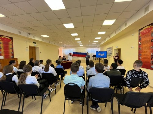 Сорочинские полицейские в рамках профилактического мероприятия «Дети России» встретились с обучающимися Сорочинского ветеринарного техникума и учениками школы № 117 г. Сорочинска.