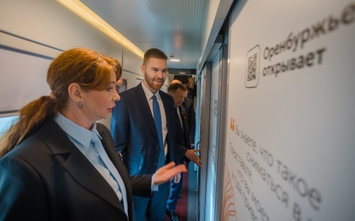 19 апреля на станции Оренбург состоялась презентация второго брендированного туристического вагона региона. 19 апреля на станции Оренбург состоялась презентация второго брендированного туристического вагона региона.