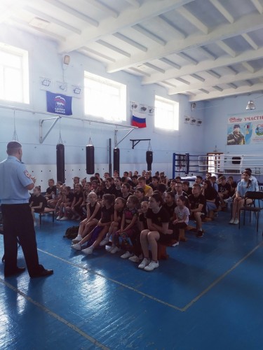 В Новотроицкой спортивной школе «Юность» полицейские провели с воспитанниками беседы о безопасности В Новотроицкой спортивной школе «Юность» полицейские провели с воспитанниками беседы о безопасности