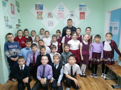 Полицейские Новотроицка во «Всероссийский День правовой помощи детям» провели беседы со школьниками   