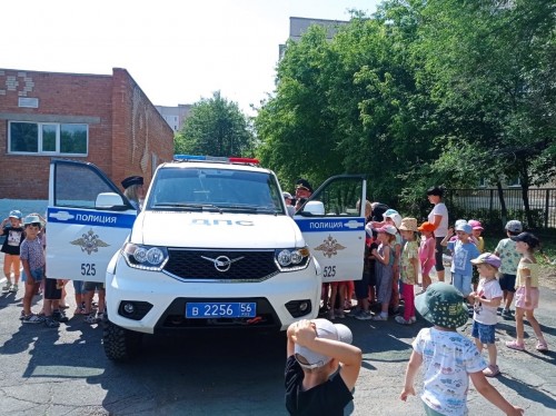 Сотрудники Госавтоинспекции Гайского городского округа рассказали воспитанникам детского сада о ПДД и показали патрульный автомобиль