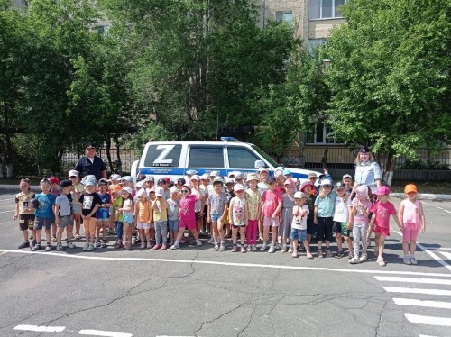 Сотрудники Госавтоинспекции Гайского городского округа рассказали воспитанникам детского сада о ПДД и показали патрульный автомобиль Сотрудники Госавтоинспекции Гайского городского округа рассказали воспитанникам детского сада о ПДД и показали патрульный автомобиль