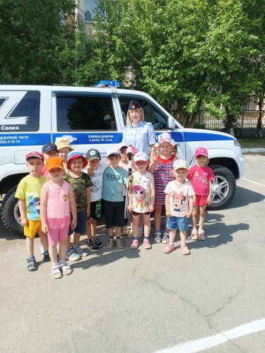 Сотрудники Госавтоинспекции Гайского городского округа рассказали воспитанникам детского сада о ПДД и показали патрульный автомобиль Сотрудники Госавтоинспекции Гайского городского округа рассказали воспитанникам детского сада о ПДД и показали патрульный автомобиль