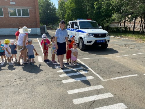 Сотрудники Госавтоинспекции Гайского городского округа рассказали воспитанникам детского сада о ПДД и показали патрульный автомобиль Сотрудники Госавтоинспекции Гайского городского округа рассказали воспитанникам детского сада о ПДД и показали патрульный автомобиль