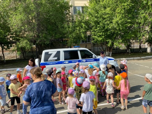 Сотрудники Госавтоинспекции Гайского городского округа рассказали воспитанникам детского сада о ПДД и показали патрульный автомобиль Сотрудники Госавтоинспекции Гайского городского округа рассказали воспитанникам детского сада о ПДД и показали патрульный автомобиль
