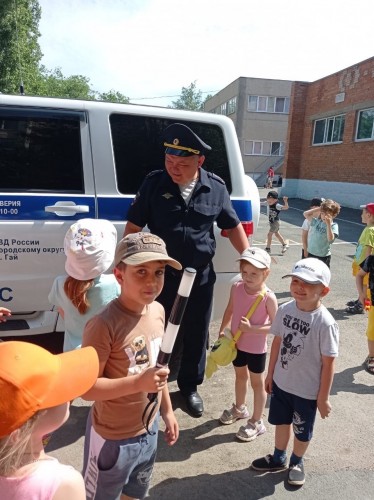 Сотрудники Госавтоинспекции Гайского городского округа рассказали воспитанникам детского сада о ПДД и показали патрульный автомобиль Сотрудники Госавтоинспекции Гайского городского округа рассказали воспитанникам детского сада о ПДД и показали патрульный автомобиль