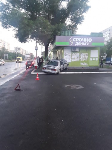 В Оренбурге Форд наехал на остановку