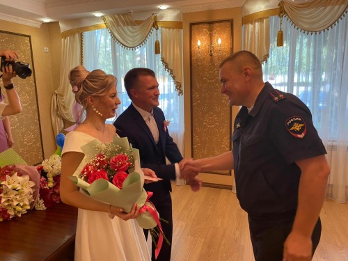 В преддверии Дня Семьи, любви и верности, личный состав Отд МВД России по Шарлыкскому району поздравил своего коллегу с Днем бракосочетания В преддверии Дня Семьи, любви и верности, личный состав Отд МВД России по Шарлыкскому району поздравил своего коллегу с Днем бракосочетания