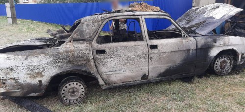 Сотрудники полиции устанавливают обстоятельства возгорания автомобиля Сотрудники полиции устанавливают обстоятельства возгорания автомобиля