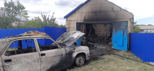 Сотрудники полиции устанавливают обстоятельства возгорания автомобиля Сотрудники полиции устанавливают обстоятельства возгорания автомобиля