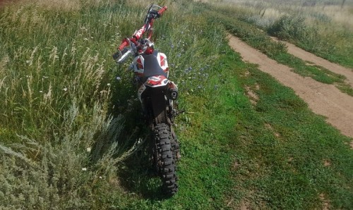 Сотрудники полиции Сорочинского городского округа устанавливают обстоятельства ДТП, в результате которого несовершеннолетний водитель питбайка получил телесные повреждения