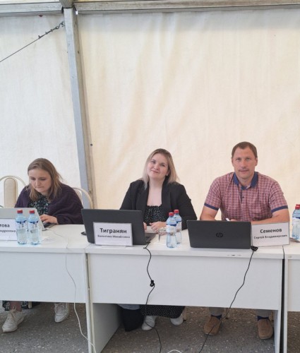 Ответственный секретарь Общественного совета УМВД РФ по Оренбургской области Сергей Семенов провел экспертизу социально значимых проектов на Всероссийском спортивно-туристическом фестивале «Open Chechnya»   Местом проведения стала спортивно-туристическая база «Кезеной-Ам», расположенная на берегу одноименного озера – самого большого по площади водоема Большого Кавказа, находящегося на границе Веденского района Чеченской Республики и Ботлихского района Дагестана, на южном склоне Андийского хребта, на высоте   более 1 800 метров над уровнем моря. Мероприятие объединило более 200 участников из числа студенческой молодежи и активистов молодежных общественных организаций из 62 регионов страны. Трехдневная программа фестиваля включала в себя тренинги по развитию и популяризация внутреннего туризма, туристические квесты, спортивные игры и пеший поход в сопровождении гида, который познакомил молодежь с историей местности. Рядом с озером Кезеной-Ам находится аул Хой, на территории которого расположился Хойский историко-архитектурный комплекс. В рамках форума также прошел Всероссийский конкурс молодежных проектов. В течение двух дней работала экспертная комиссия в составе трех человек. Согласно приказу № 36  от 3 февраля 2023 года Федерального агентства  по делам молодежи (Росмолодежь) «Об утверждении персонального состава экспертного совета Всероссийского конкурса молодежных проектов» Сергей Семенов  входит в состав экспертного совета Всероссийского конкурса молодежных проектов. По итогам публичной защиты и анализа проектных заявок  комиссией был сформирован список проектов-победителей на присуждение грантовых средств на общую сумму более 4 млн рублей. В их числе проекты: "Многофункциональная площадка по подготовке волонтеров для поисково-спасательных операций «Поиск-зона», «Программа "Стоп ДТП»,  "Фестиваль армрестлинга", «Всероссийский форум молодых педагогов «Учитель создает нацию!» - А.А Кадыров» и другие. «Участники фестиваля —  представители молодежи России, которой не безразличны проблемы дорожно-транспортных происшествий и их профилактика, поиск пропавших людей и обучение поведению в чрезвычайных ситуация; они активно занимаются спортом: от армрестлинга до шахмат, готовы принимать решение о едином подходе в педагогическом труде  - все это очень важно для гармоничного развития регионов и страны в целом», - отметил Сергей Семенов в завершение публичной защиты проектов.  