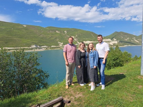 Ответственный секретарь Общественного совета УМВД РФ по Оренбургской области Сергей Семенов провел экспертизу социально значимых проектов на Всероссийском спортивно-туристическом фестивале «Open Chechnya»   Местом проведения стала спортивно-туристическая база «Кезеной-Ам», расположенная на берегу одноименного озера – самого большого по площади водоема Большого Кавказа, находящегося на границе Веденского района Чеченской Республики и Ботлихского района Дагестана, на южном склоне Андийского хребта, на высоте   более 1 800 метров над уровнем моря. Мероприятие объединило более 200 участников из числа студенческой молодежи и активистов молодежных общественных организаций из 62 регионов страны. Трехдневная программа фестиваля включала в себя тренинги по развитию и популяризация внутреннего туризма, туристические квесты, спортивные игры и пеший поход в сопровождении гида, который познакомил молодежь с историей местности. Рядом с озером Кезеной-Ам находится аул Хой, на территории которого расположился Хойский историко-архитектурный комплекс. В рамках форума также прошел Всероссийский конкурс молодежных проектов. В течение двух дней работала экспертная комиссия в составе трех человек. Согласно приказу № 36  от 3 февраля 2023 года Федерального агентства  по делам молодежи (Росмолодежь) «Об утверждении персонального состава экспертного совета Всероссийского конкурса молодежных проектов» Сергей Семенов  входит в состав экспертного совета Всероссийского конкурса молодежных проектов. По итогам публичной защиты и анализа проектных заявок  комиссией был сформирован список проектов-победителей на присуждение грантовых средств на общую сумму более 4 млн рублей. В их числе проекты: "Многофункциональная площадка по подготовке волонтеров для поисково-спасательных операций «Поиск-зона», «Программа "Стоп ДТП»,  "Фестиваль армрестлинга", «Всероссийский форум молодых педагогов «Учитель создает нацию!» - А.А Кадыров» и другие. «Участники фестиваля —  представители молодежи России, которой не безразличны проблемы дорожно-транспортных происшествий и их профилактика, поиск пропавших людей и обучение поведению в чрезвычайных ситуация; они активно занимаются спортом: от армрестлинга до шахмат, готовы принимать решение о едином подходе в педагогическом труде  - все это очень важно для гармоничного развития регионов и страны в целом», - отметил Сергей Семенов в завершение публичной защиты проектов.  