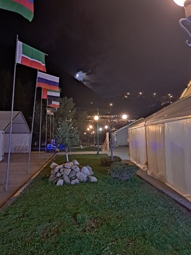 Ответственный секретарь Общественного совета УМВД РФ по Оренбургской области Сергей Семенов провел экспертизу социально значимых проектов на Всероссийском спортивно-туристическом фестивале «Open Chechnya»   Местом проведения стала спортивно-туристическая база «Кезеной-Ам», расположенная на берегу одноименного озера – самого большого по площади водоема Большого Кавказа, находящегося на границе Веденского района Чеченской Республики и Ботлихского района Дагестана, на южном склоне Андийского хребта, на высоте   более 1 800 метров над уровнем моря. Мероприятие объединило более 200 участников из числа студенческой молодежи и активистов молодежных общественных организаций из 62 регионов страны. Трехдневная программа фестиваля включала в себя тренинги по развитию и популяризация внутреннего туризма, туристические квесты, спортивные игры и пеший поход в сопровождении гида, который познакомил молодежь с историей местности. Рядом с озером Кезеной-Ам находится аул Хой, на территории которого расположился Хойский историко-архитектурный комплекс. В рамках форума также прошел Всероссийский конкурс молодежных проектов. В течение двух дней работала экспертная комиссия в составе трех человек. Согласно приказу № 36  от 3 февраля 2023 года Федерального агентства  по делам молодежи (Росмолодежь) «Об утверждении персонального состава экспертного совета Всероссийского конкурса молодежных проектов» Сергей Семенов  входит в состав экспертного совета Всероссийского конкурса молодежных проектов. По итогам публичной защиты и анализа проектных заявок  комиссией был сформирован список проектов-победителей на присуждение грантовых средств на общую сумму более 4 млн рублей. В их числе проекты: "Многофункциональная площадка по подготовке волонтеров для поисково-спасательных операций «Поиск-зона», «Программа "Стоп ДТП»,  "Фестиваль армрестлинга", «Всероссийский форум молодых педагогов «Учитель создает нацию!» - А.А Кадыров» и другие. «Участники фестиваля —  представители молодежи России, которой не безразличны проблемы дорожно-транспортных происшествий и их профилактика, поиск пропавших людей и обучение поведению в чрезвычайных ситуация; они активно занимаются спортом: от армрестлинга до шахмат, готовы принимать решение о едином подходе в педагогическом труде  - все это очень важно для гармоничного развития регионов и страны в целом», - отметил Сергей Семенов в завершение публичной защиты проектов.  