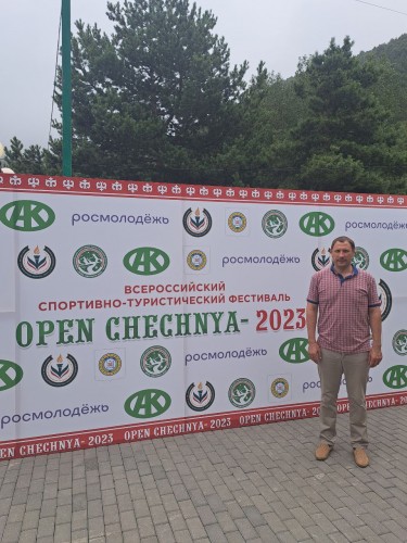 Ответственный секретарь Общественного совета УМВД РФ по Оренбургской области Сергей Семенов провел экспертизу социально значимых проектов на Всероссийском спортивно-туристическом фестивале «Open Chechnya»   Местом проведения стала спортивно-туристическая база «Кезеной-Ам», расположенная на берегу одноименного озера – самого большого по площади водоема Большого Кавказа, находящегося на границе Веденского района Чеченской Республики и Ботлихского района Дагестана, на южном склоне Андийского хребта, на высоте   более 1 800 метров над уровнем моря. Мероприятие объединило более 200 участников из числа студенческой молодежи и активистов молодежных общественных организаций из 62 регионов страны. Трехдневная программа фестиваля включала в себя тренинги по развитию и популяризация внутреннего туризма, туристические квесты, спортивные игры и пеший поход в сопровождении гида, который познакомил молодежь с историей местности. Рядом с озером Кезеной-Ам находится аул Хой, на территории которого расположился Хойский историко-архитектурный комплекс. В рамках форума также прошел Всероссийский конкурс молодежных проектов. В течение двух дней работала экспертная комиссия в составе трех человек. Согласно приказу № 36  от 3 февраля 2023 года Федерального агентства  по делам молодежи (Росмолодежь) «Об утверждении персонального состава экспертного совета Всероссийского конкурса молодежных проектов» Сергей Семенов  входит в состав экспертного совета Всероссийского конкурса молодежных проектов. По итогам публичной защиты и анализа проектных заявок  комиссией был сформирован список проектов-победителей на присуждение грантовых средств на общую сумму более 4 млн рублей. В их числе проекты: "Многофункциональная площадка по подготовке волонтеров для поисково-спасательных операций «Поиск-зона», «Программа "Стоп ДТП»,  "Фестиваль армрестлинга", «Всероссийский форум молодых педагогов «Учитель создает нацию!» - А.А Кадыров» и другие. «Участники фестиваля —  представители молодежи России, которой не безразличны проблемы дорожно-транспортных происшествий и их профилактика, поиск пропавших людей и обучение поведению в чрезвычайных ситуация; они активно занимаются спортом: от армрестлинга до шахмат, готовы принимать решение о едином подходе в педагогическом труде  - все это очень важно для гармоничного развития регионов и страны в целом», - отметил Сергей Семенов в завершение публичной защиты проектов.  