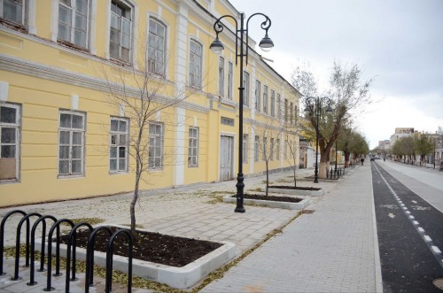 На улице Советской Оренбурга приступили к посадке новых деревьев.