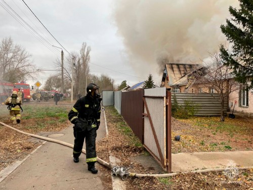 Сотрудники МЧС ликвидируют пожар в Оренбурге