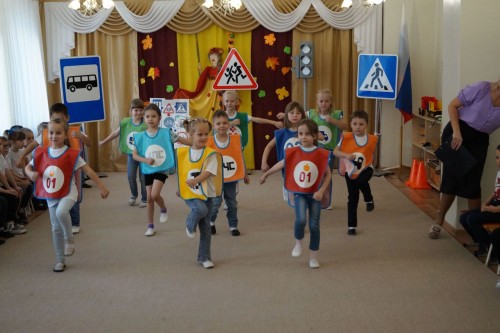 Дошкольники Новотроицка побывали в путешествии в страну Правил дорожного движения